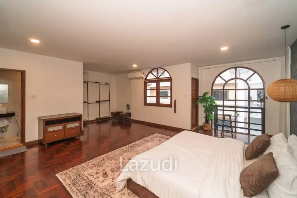 5 Bed 5 Bath 400 SQ.M Townhouse in Thonglor 25