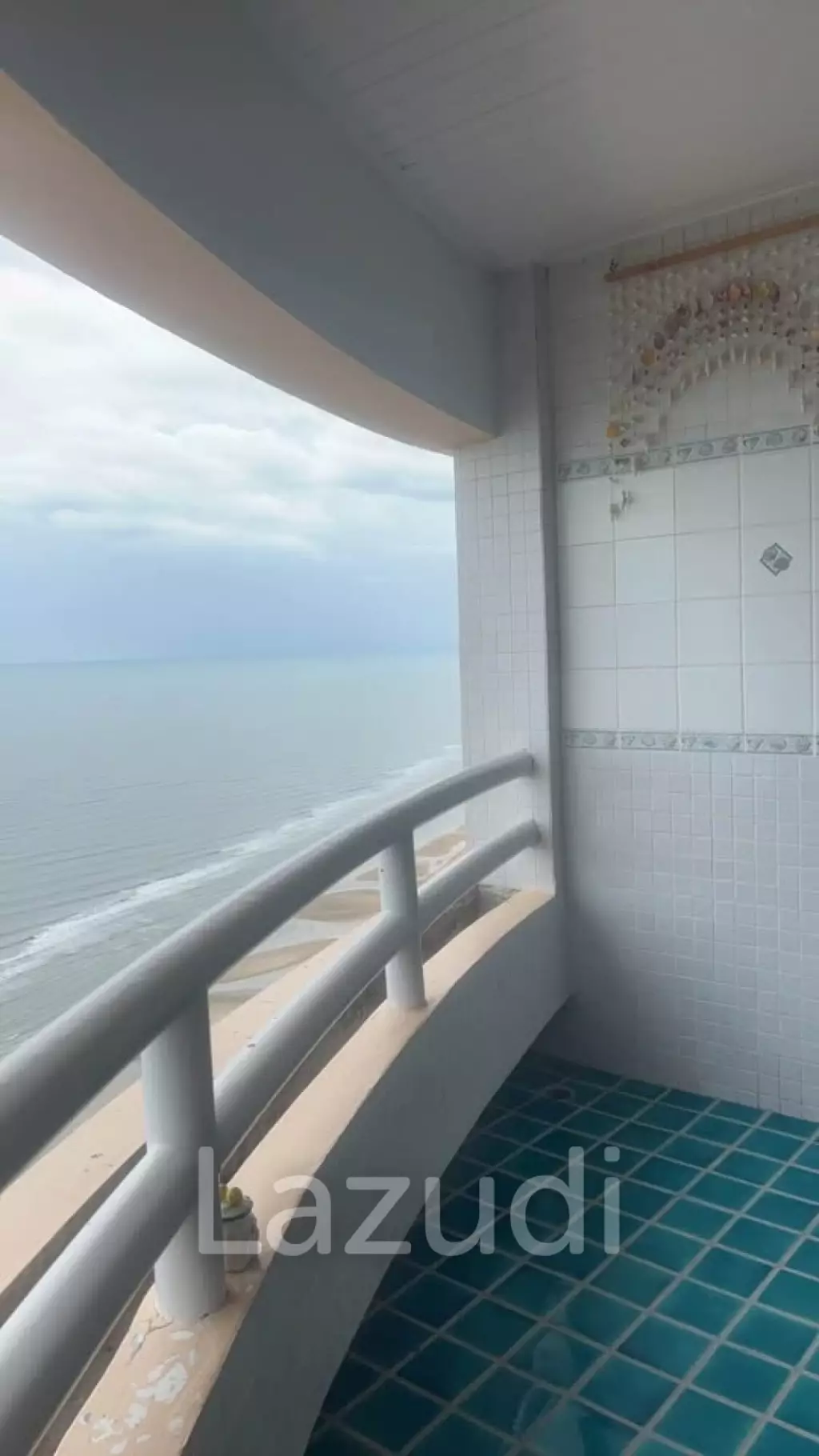 Cha-am: 140 SQM Beachfront Condotel Cliff and Beach