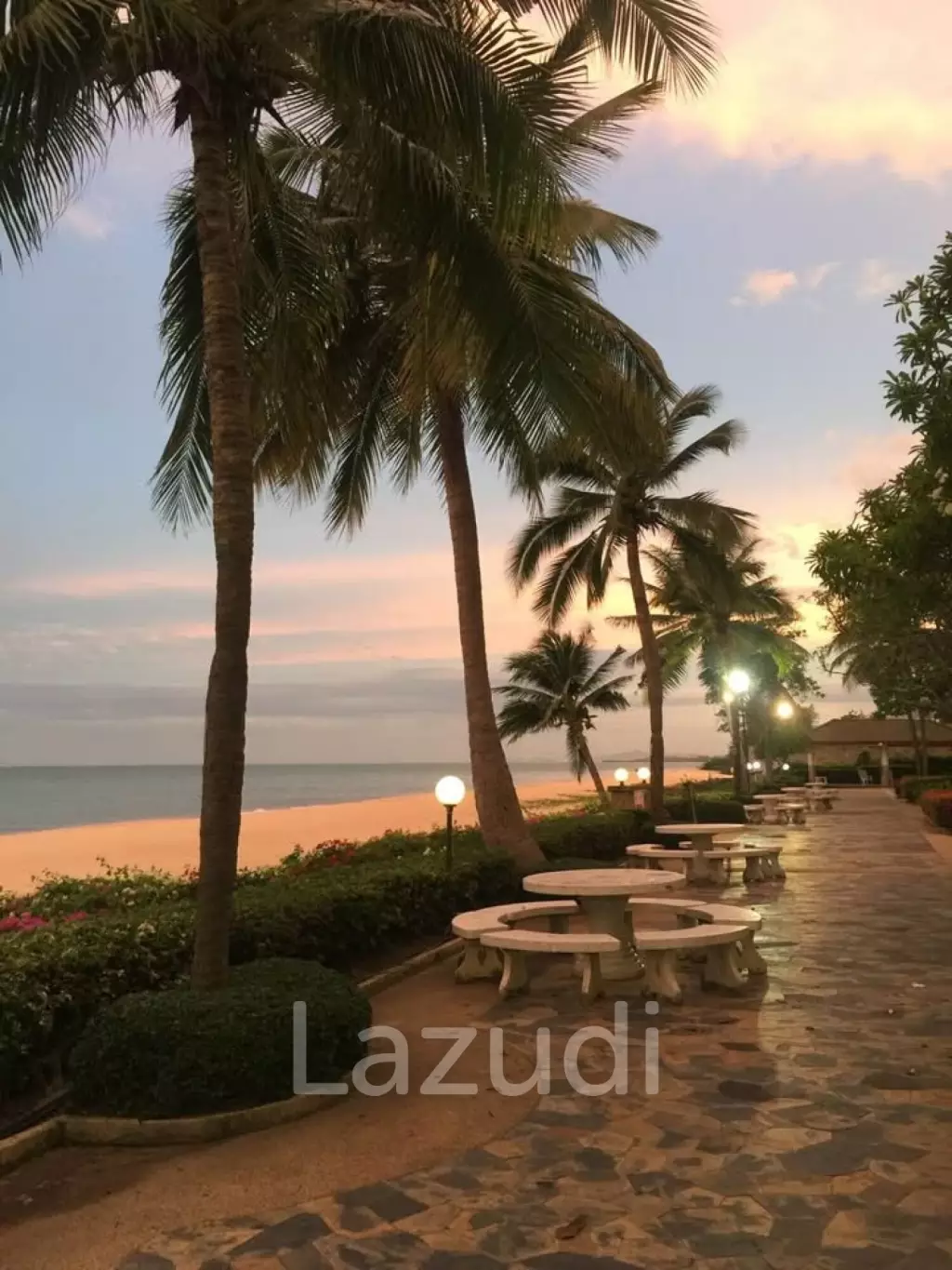 Cha-am: 140 SQM Beachfront Condotel Cliff and Beach