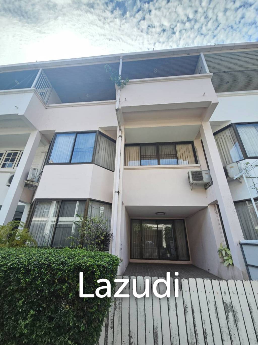 350 Kvm 4 Seng 4 Bad Rekkehus for Salg