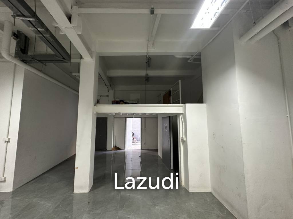 Retail Space with Industrial Features in Bang Rak
