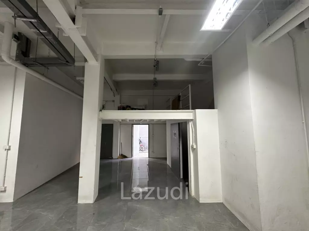 Retail Space with Industrial Features in Bang Rak