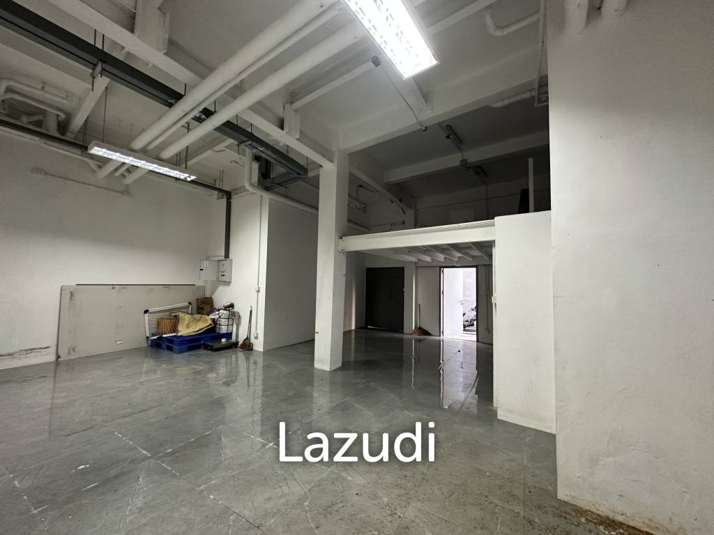 Retail Space with Industrial Features in Bang Rak