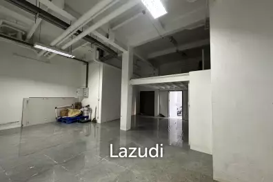 Retail Space with Industrial Features in Bang Rak