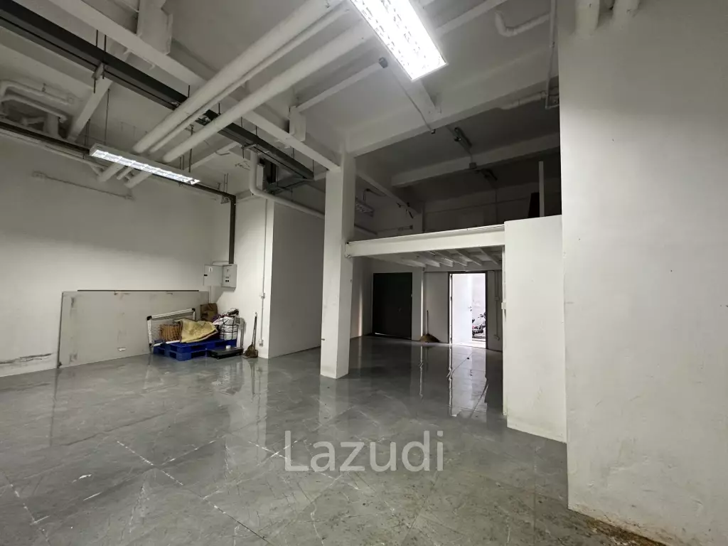 Retail Space with Industrial Features in Bang Rak