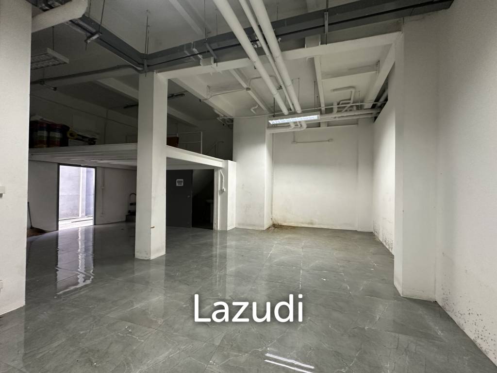 Retail Space with Industrial Features in Bang Rak