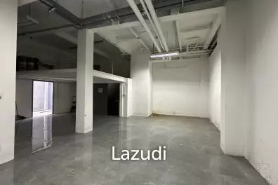 Retail Space with Industrial Features in Bang Rak