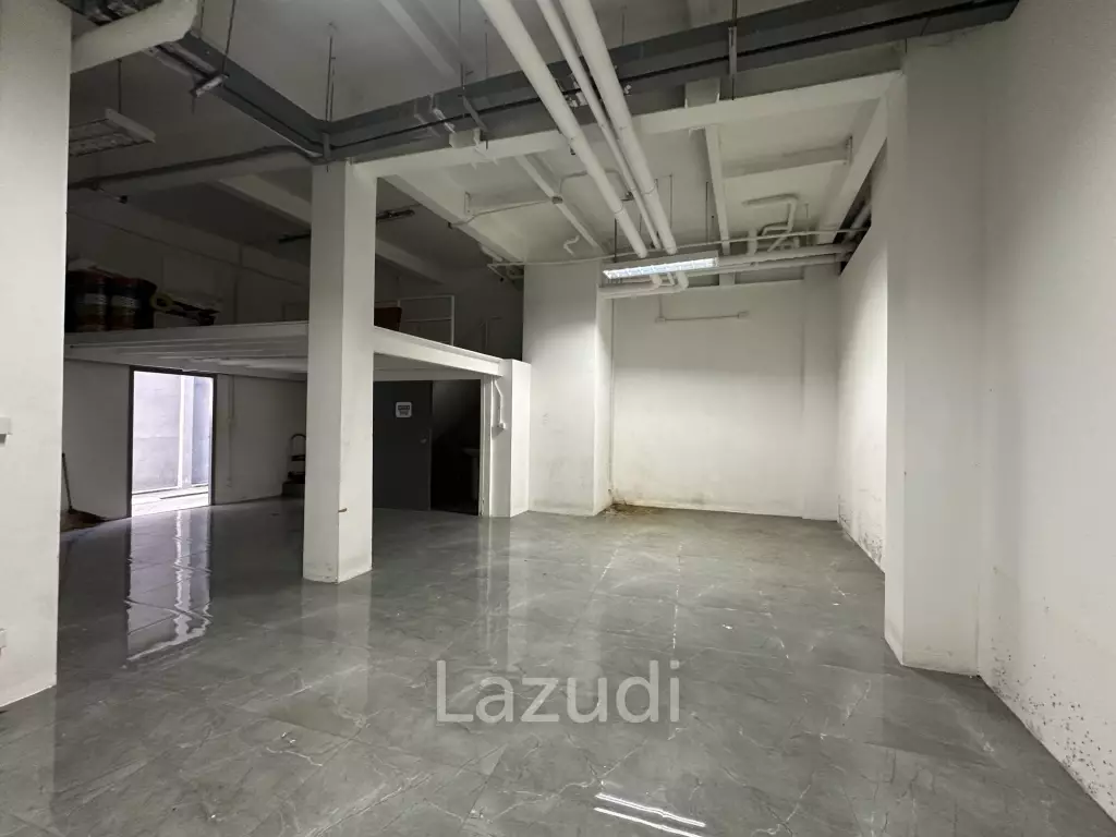 Retail Space with Industrial Features in Bang Rak