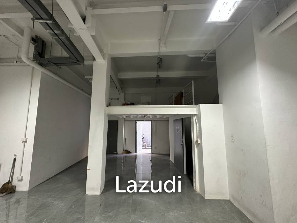 Retail Space with Industrial Features in Bang Rak