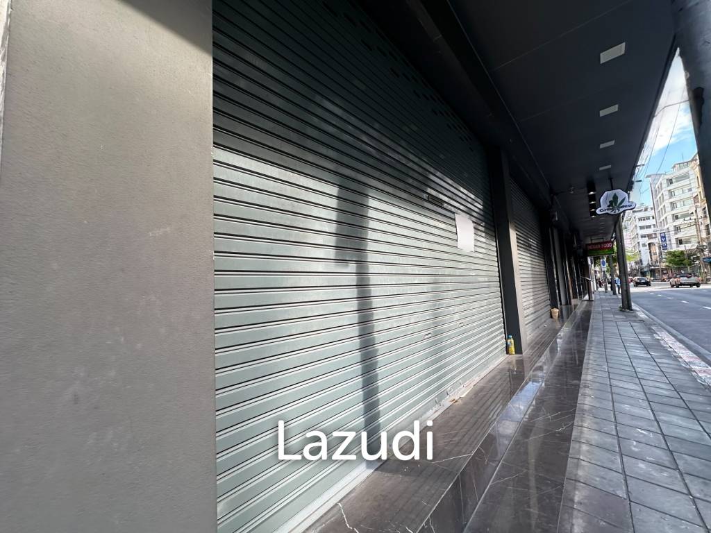 Retail Space with Industrial Features in Bang Rak