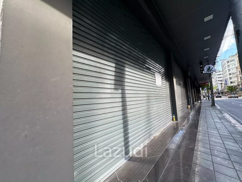 Retail Space with Industrial Features in Bang Rak