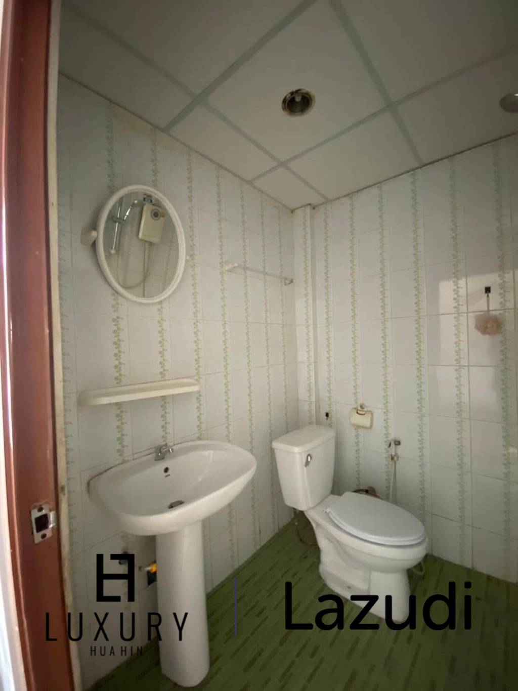 Prime Investment Opportunity: 8-Unit Townhouse Building Close to Cha-Am Hospital