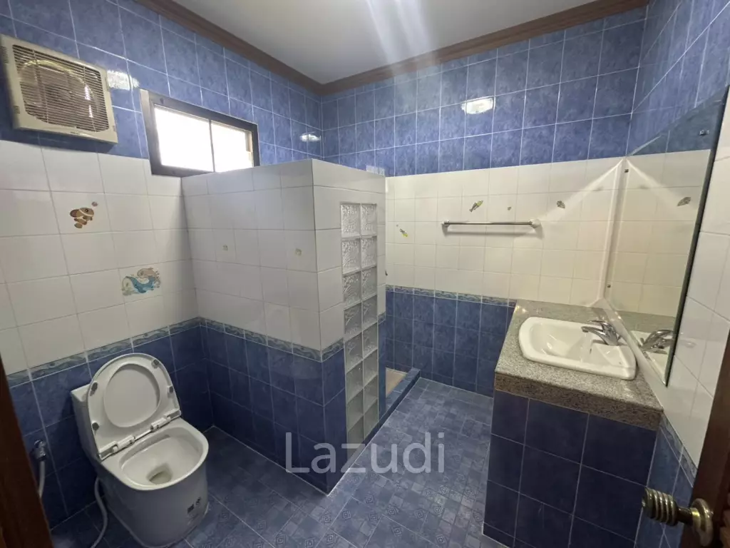 4 Beds 3 Baths 900 SQ.M. Villa In Pornprapanimit
