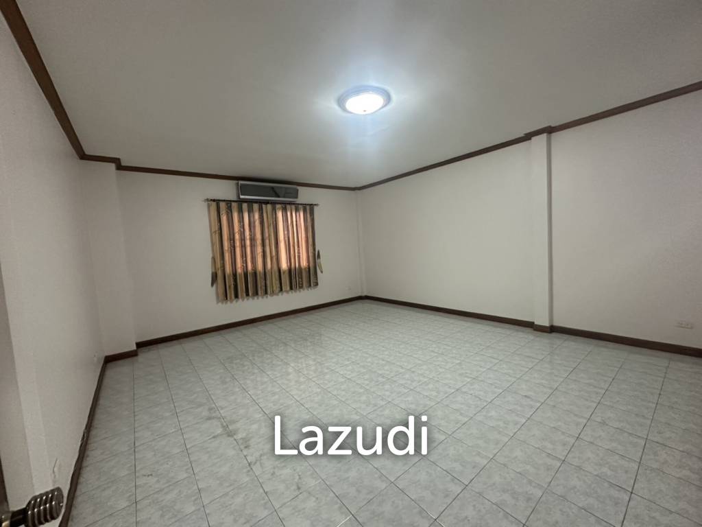 4 Beds 3 Baths 900 SQ.M. Villa In Pornprapanimit
