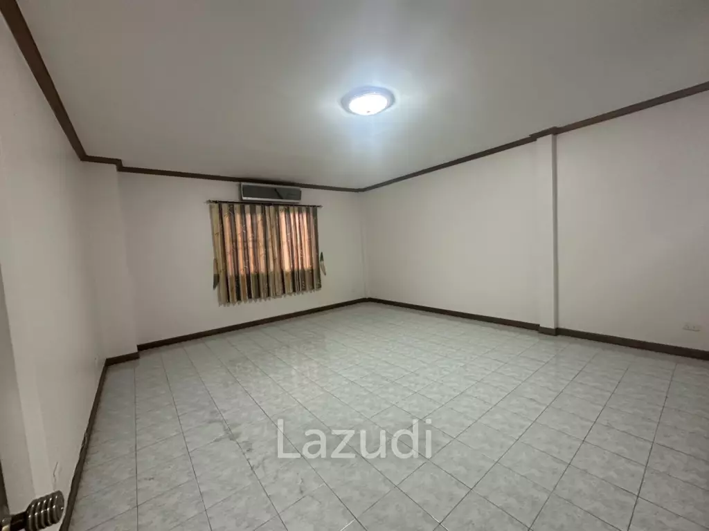 4 Beds 3 Baths 900 SQ.M. Villa In Pornprapanimit