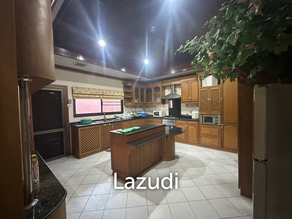 4 Beds 3 Baths 900 SQ.M. Villa In Pornprapanimit