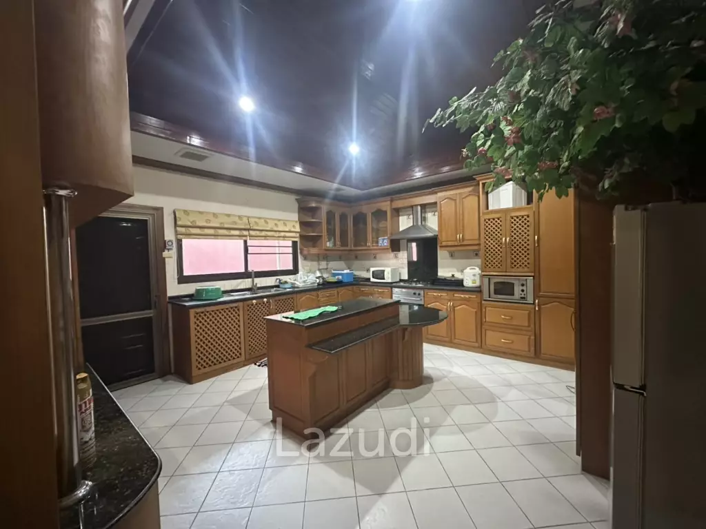 4 Beds 3 Baths 900 SQ.M. Villa In Pornprapanimit