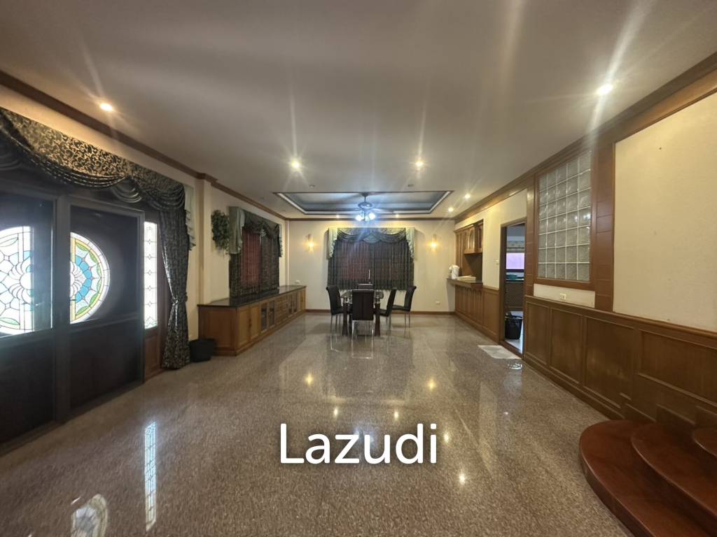 4 Beds 3 Baths 900 SQ.M. Villa In Pornprapanimit