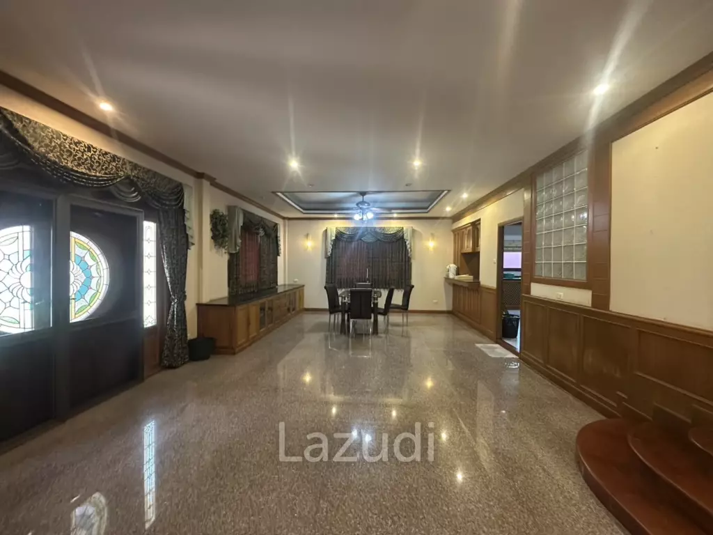 4 Beds 3 Baths 900 SQ.M. Villa In Pornprapanimit