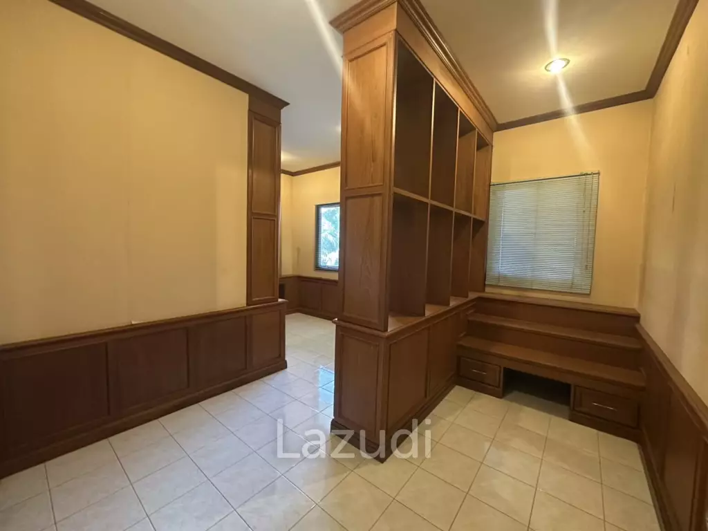 4 Beds 3 Baths 900 SQ.M. Villa In Pornprapanimit