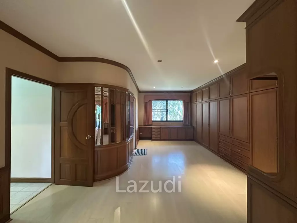 4 Beds 3 Baths 900 SQ.M. Villa In Pornprapanimit
