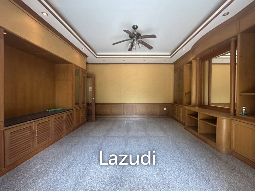 4 Beds 3 Baths 900 SQ.M. Villa In Pornprapanimit