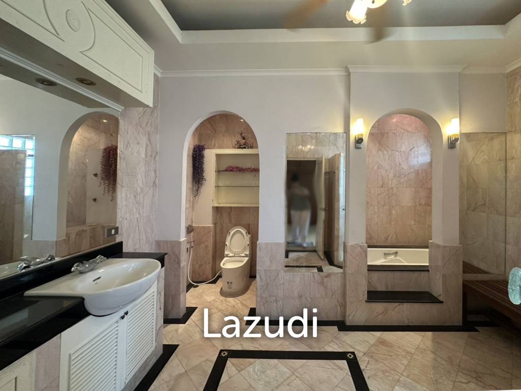 4 Beds 3 Baths 900 SQ.M. Villa In Pornprapanimit