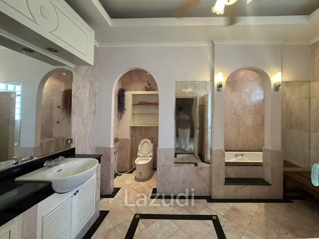 4 Beds 3 Baths 900 SQ.M. Villa In Pornprapanimit