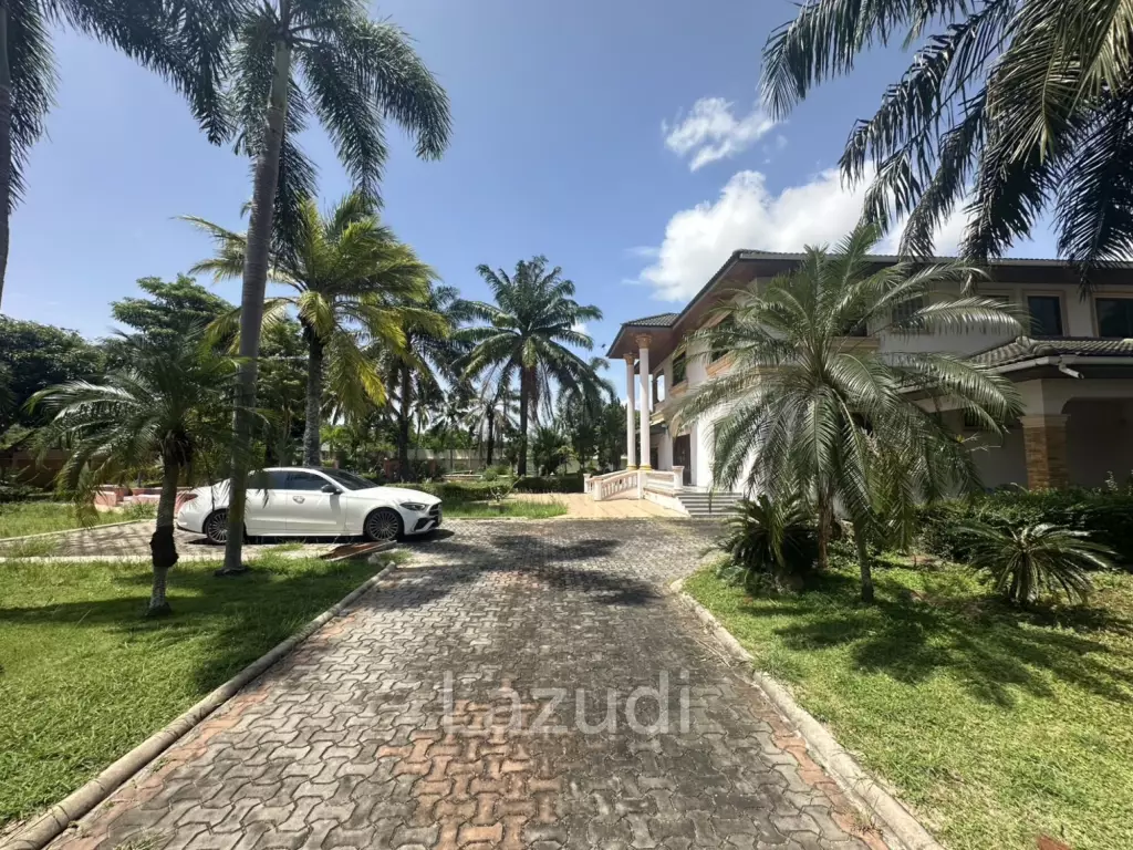 4 Beds 3 Baths 900 SQ.M. Villa In Pornprapanimit