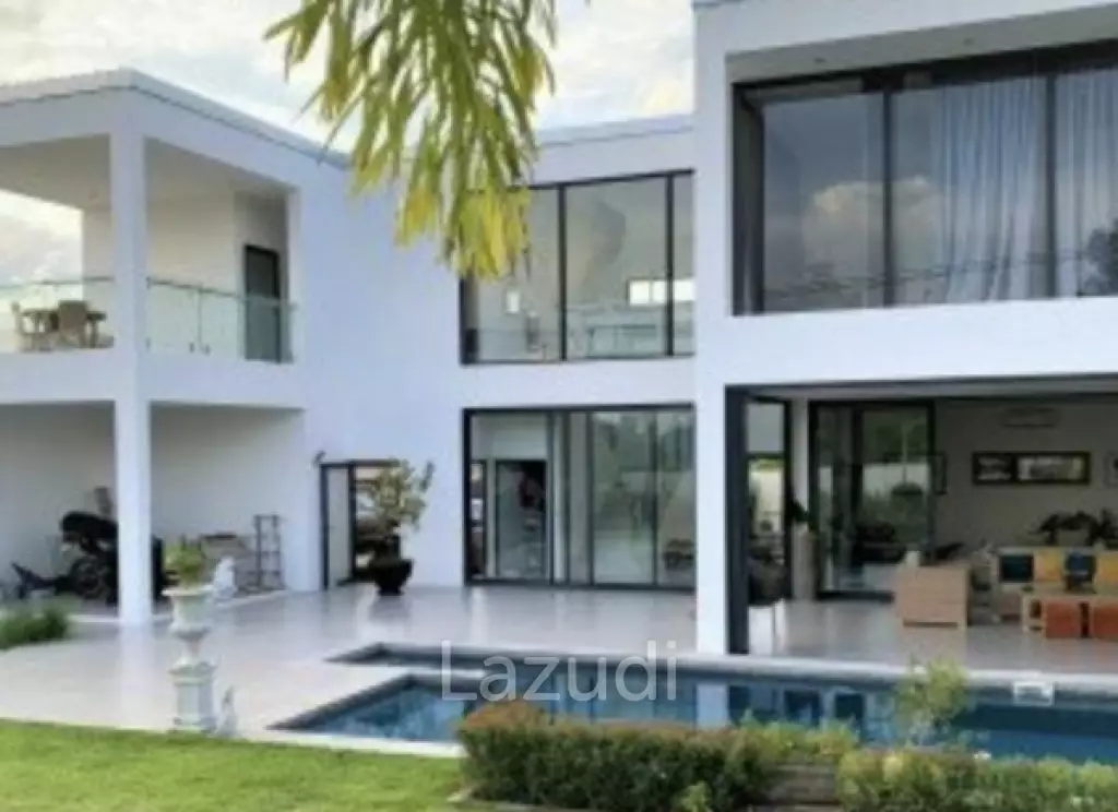 LA LUA : Modern 4 Bed 2 Storey Villa within Resort Complex with Great Views