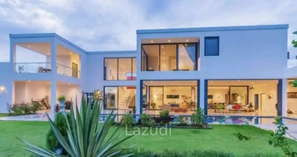 LA LUA : Modern 4 Bed 2 Storey Villa within Resort Complex with Great Views