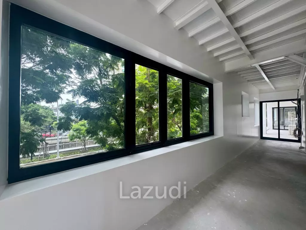 Modern Retail Space in Thung Maha Mek, Sathon
