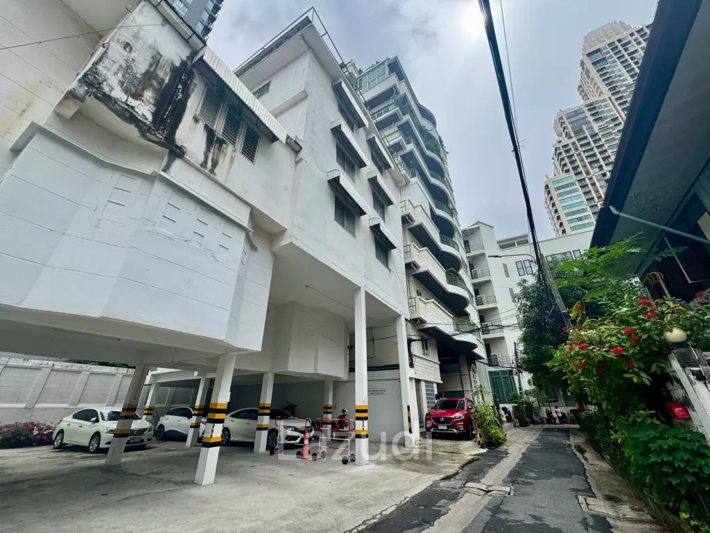 Spacious 5-Storey Building Sathorn