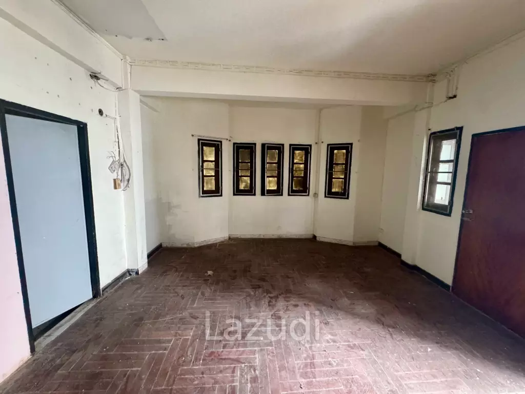 Spacious 5-Storey Building Sathorn
