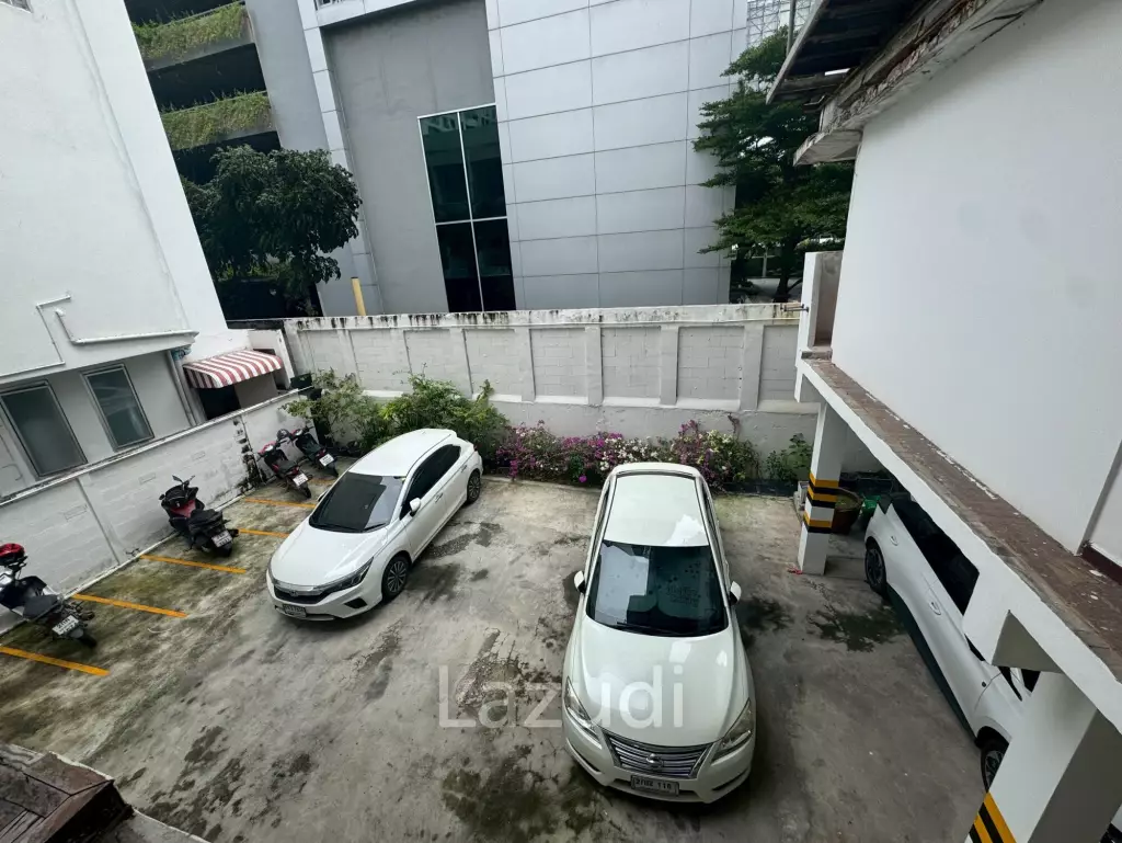 Spacious 5-Storey Building Sathorn