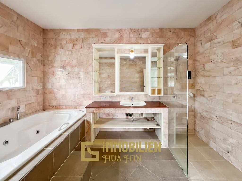 im Herzen von Hua Hin / 1.600 qm Grundstück / 5 Schlafzimmer