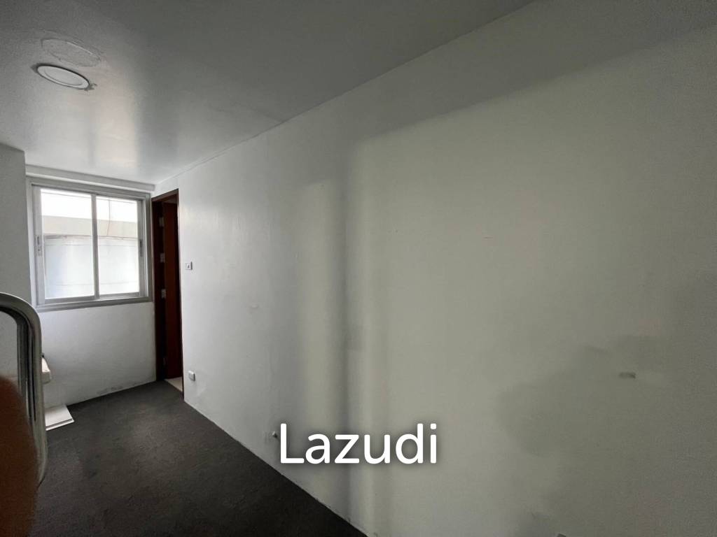 Modern Office Space in Sathon Near BTS Chong-Nonsi
