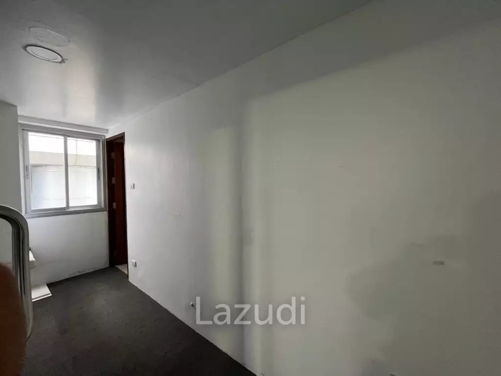 Modern Office Space in Sathon Near BTS Chong-Nonsi