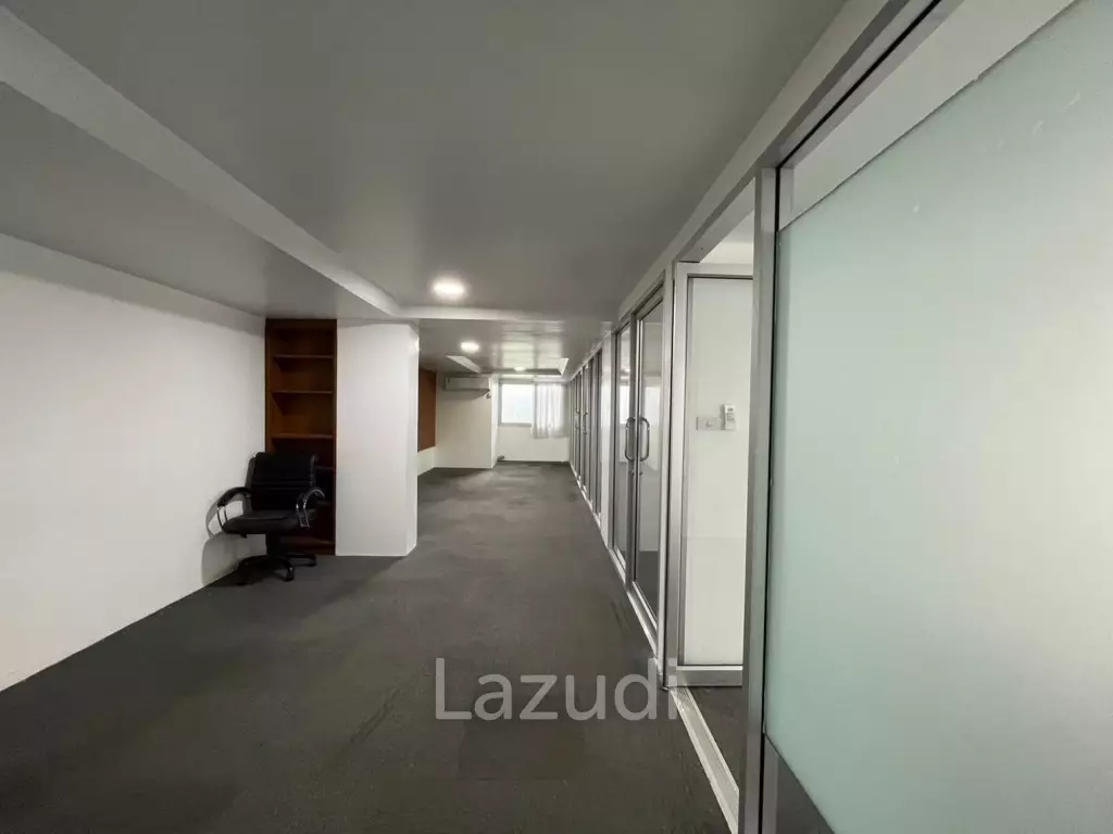Modern Office Space in Sathon Near BTS Chong-Nonsi
