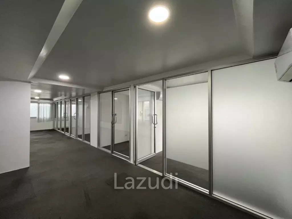 Modern Office Space in Sathon Near BTS Chong-Nonsi