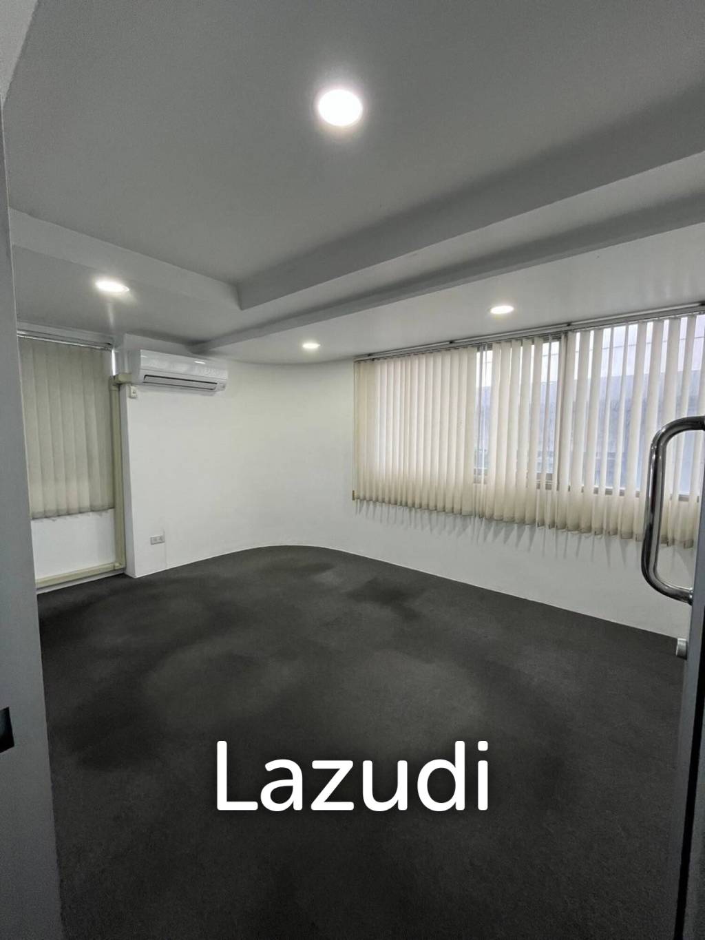 Modern Office Space in Sathon Near BTS Chong-Nonsi