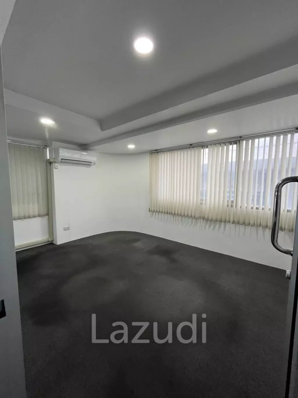 Modern Office Space in Sathon Near BTS Chong-Nonsi