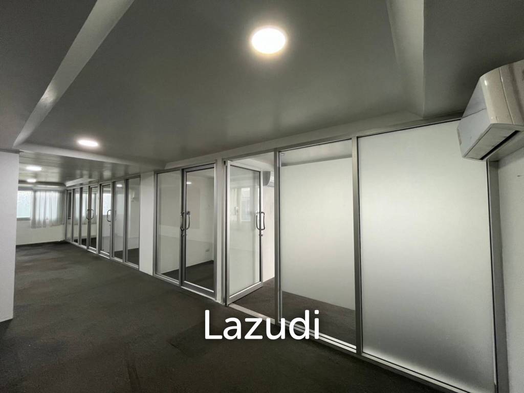 Modern Office Space in Sathon Near BTS Chong-Nonsi