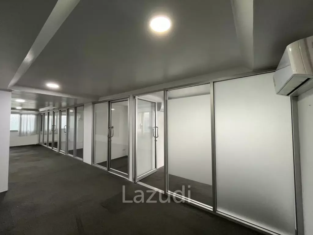 Modern Office Space in Sathon Near BTS Chong-Nonsi