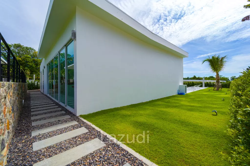 Palm Hills: Exclusive 4-Bed Golf Course Home on 1150 Sqm Plot