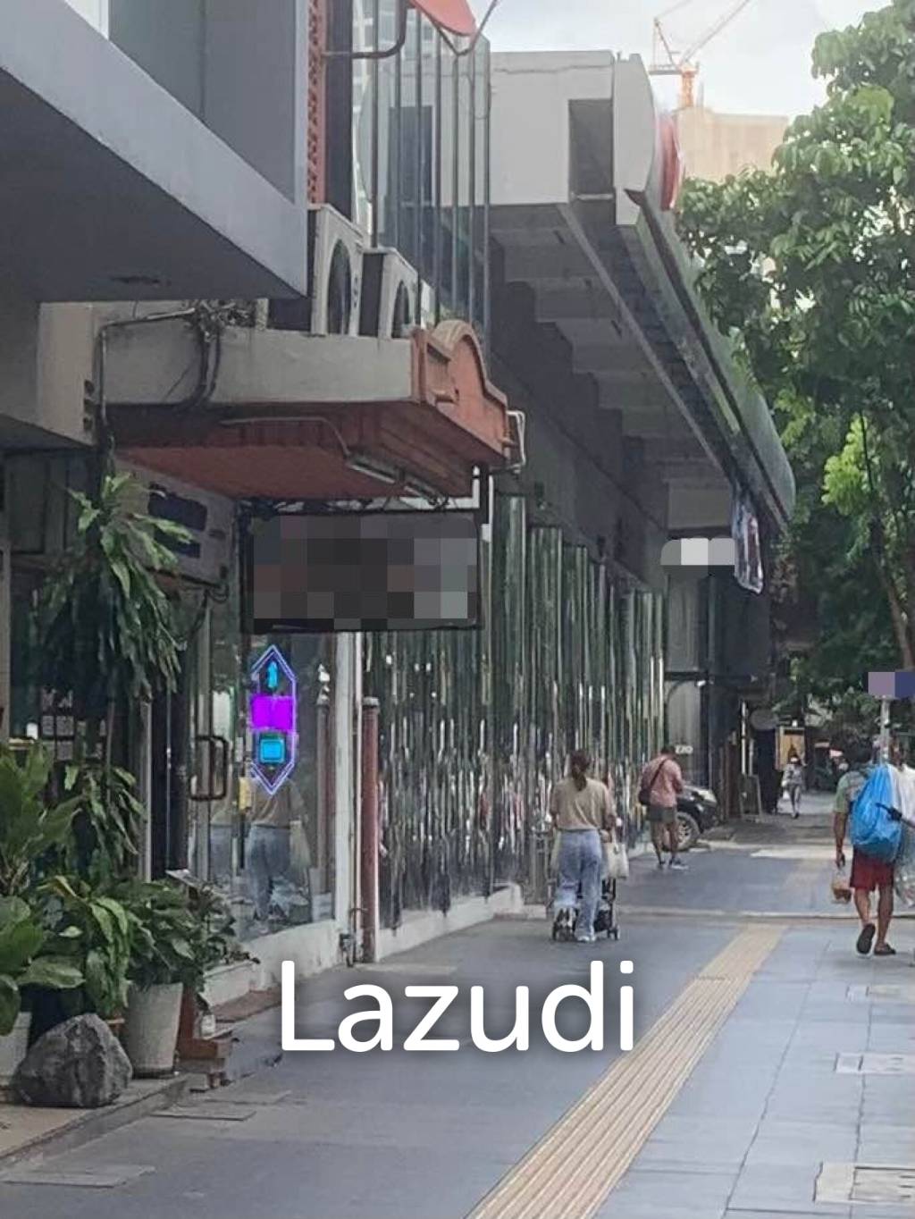 Commercial Building for Rent on Sukhumvit Main Road near BTS Phrom Phong