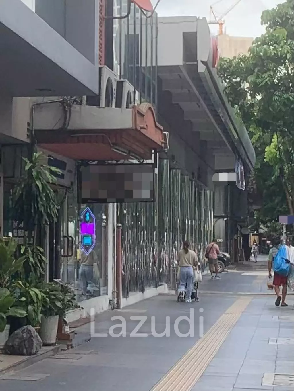 Commercial Building for Rent on Sukhumvit Main Road near BTS Phrom Phong