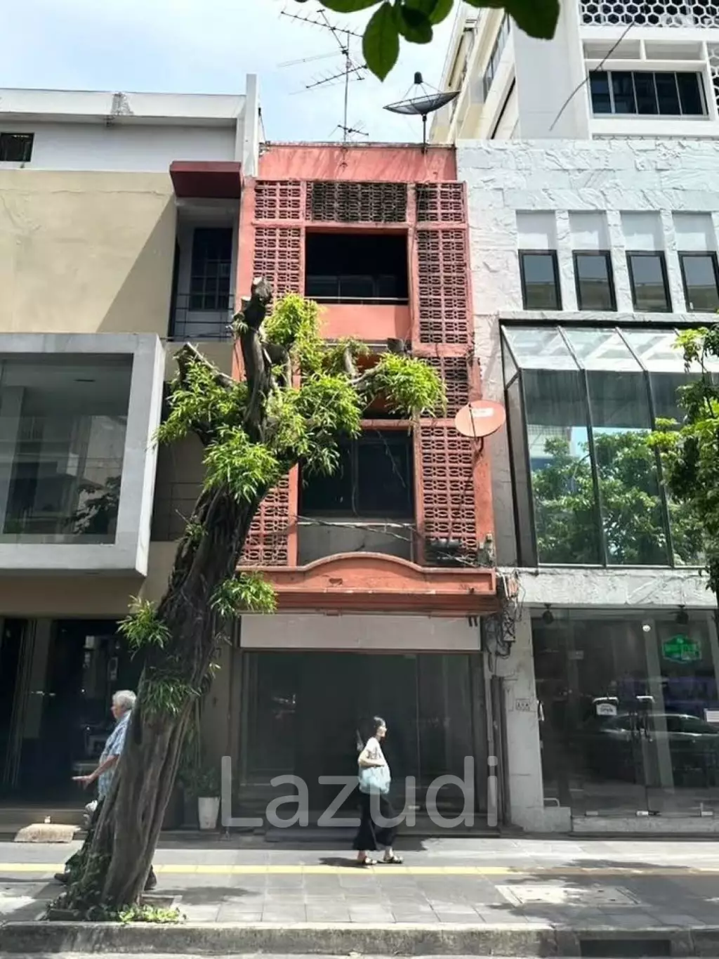 Commercial Building for Rent on Sukhumvit Main Road near BTS Phrom Phong