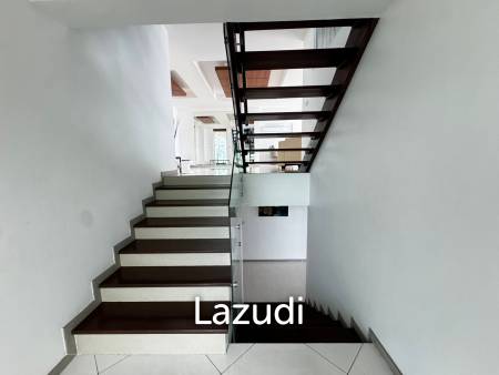 Luxury Sea View 4-Bedroom Villa for Rent in Bay View