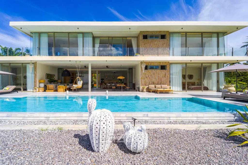 Exclusive Waterfront Villa: 6-Bed Luxury at Palm Hills Golf Club